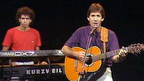עוזי חיטמן בביצוע השיר "בסך הכול אורח". 24.8.1989