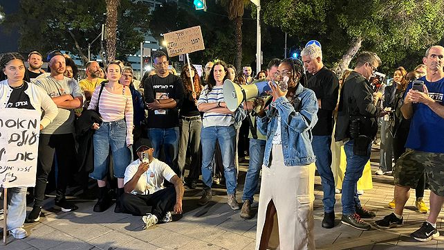 ירוס, אחותו של ימנו זלקה, בעצרת מחאה נגד הפרקליטות