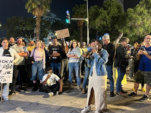 ירוס, אחותו של ימנו זלקה, בעצרת מחאה נגד הפרקליטות