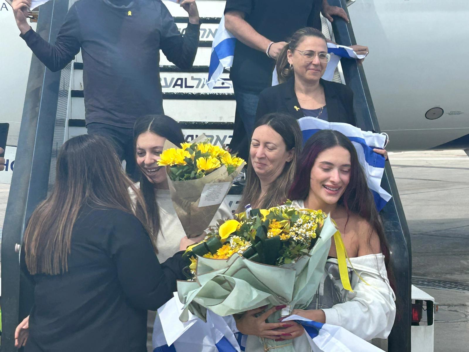 עדן גולן נוחתת בישראל 