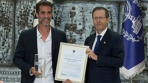 ״קיבלנו את החיים במתנה״: הנשיא העניק אות גבורה לגיבורי טיסת פליי דובאי