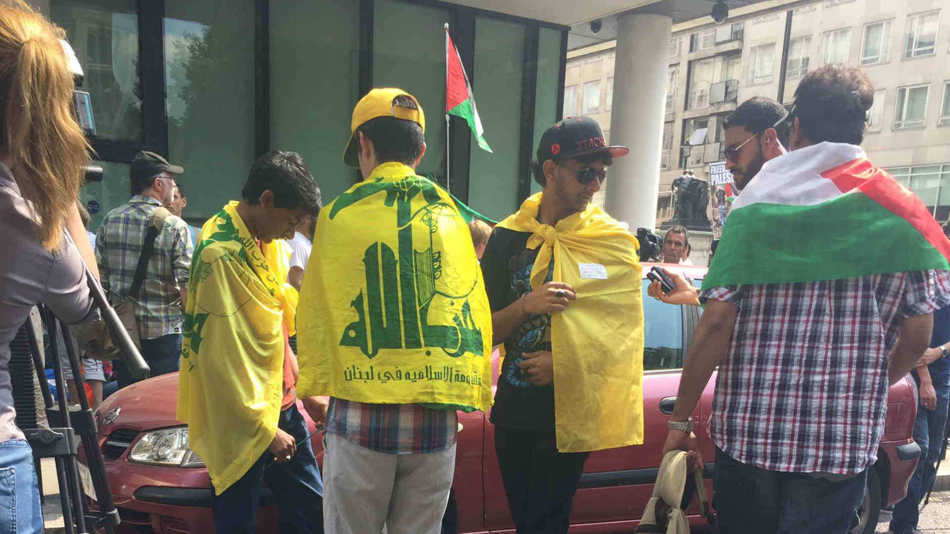 לונדון: מפגינים עטופים בדגלי חיזבאללה