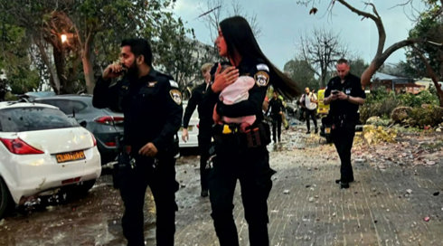 התמונה שריגשה מדינה שלמה: התינוקת שחולצה מהריסות הבית שנפגע מהטיל האיראני