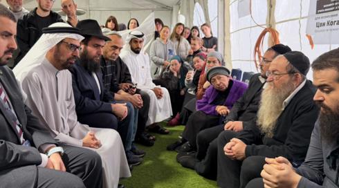 בכיר באמירויות הגיע לישראל לנחם את משפחתו של הרב קוגן