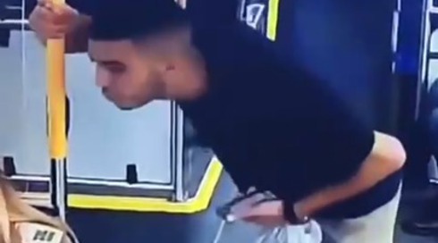 תיעוד: צעיר ערבי יורק לעבר קצינה באוטובוס בגוש דן