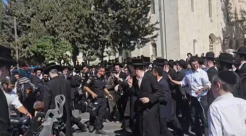 הפגנות חרדים נגד הסגרת עריקים במגרש הרוסים בירושלים, 10.06.26
