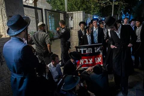 חרדים מפגינים בירושלים נגד הגיוס צילום: חיים גולדברג/פלאש90