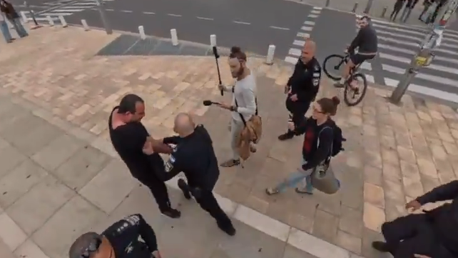 תומך הממשלה רועי סטאר (במרכז) והאדם שסייעה למפגינה ונעצר (משמאל)