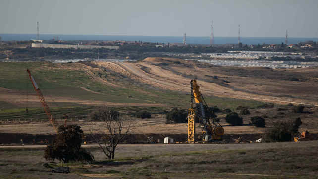 פעילות כלי הנדסה כבדים בגבול הרצועה, פברואר 2017