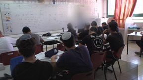שוברים שביתה: התיכוניסטים משתעממים בבית - ויש מורים שיוצאים נגד רן ארז