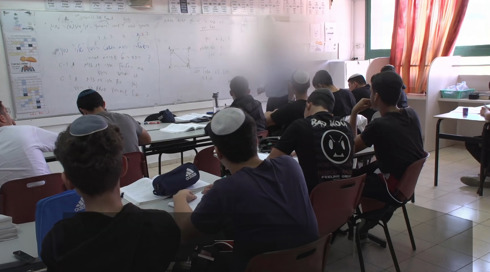 שוברים שביתה: התיכוניסטים משתעממים בבית - ויש מורים שיוצאים נגד רן ארז
