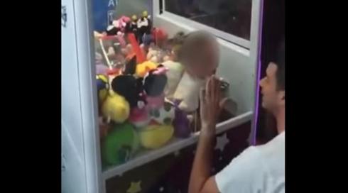 אירוע חריג: פעוט נתקע בתוך מכונת בובות במסעדה