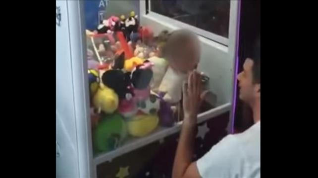 ילד נתקע במכונת בובות במסעדה בחולון