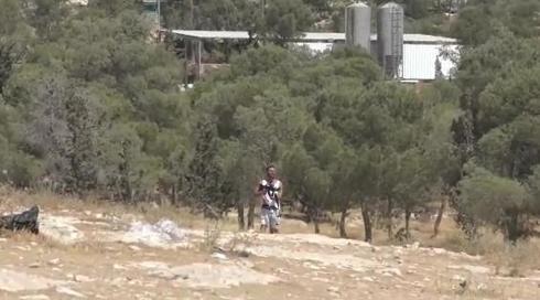 תיעוד: מתנחל ירה באוויר מנשק צבאי בדרום הר חברון