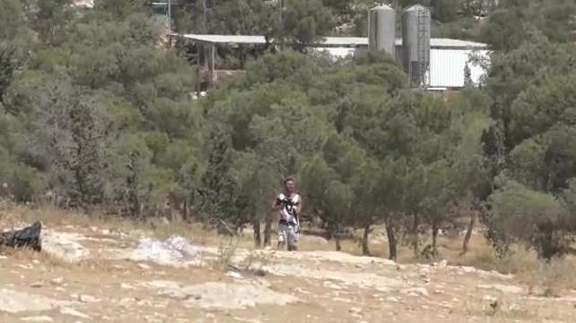 תיעוד אזרח יורה בנשק צבאי באזור חברון
