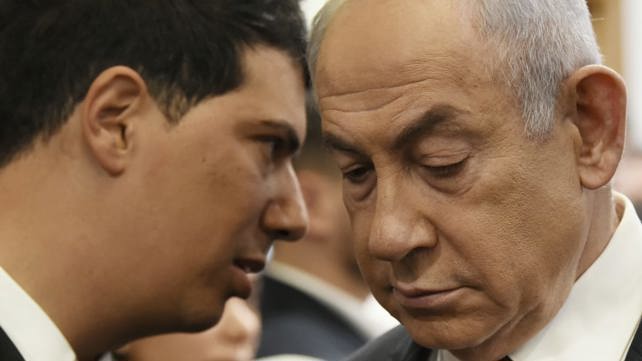 בנימין נתניהו ועורך דינו עמית חדד בבית המשפט המחוזי בתל אביב | עדות נתניהו