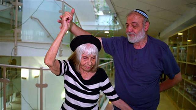 קמטים ונשיקות: איך מוצאים אהבה בגיל השלישי?