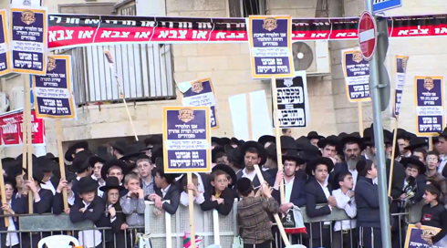 "ישראל הכריזה מלחמה נגד התורה": אלפי חרדים מחו מול לשכת הגיוס
