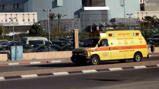 אמבולנס מחוץ לבית החולים סורוקה, ארכיון
