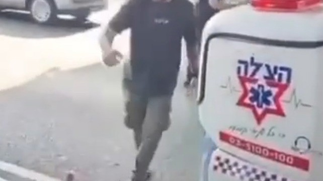 שוטר מכה מפגין חרדי