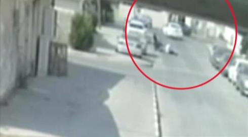 תיעוד: נכה בכיסא גלגלים הותקף באכזריות - ונשדד