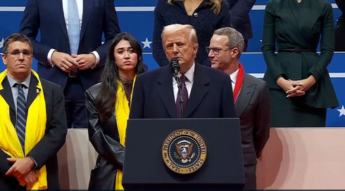 עם נועה ארגמני על הבמה: המחווה של טראמפ לחטופים לאחר השבעתו