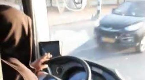 מעשן ורוקד תוך כדי נהיגה: תלמיד תיעד נהג הסעות נוהג בפראות