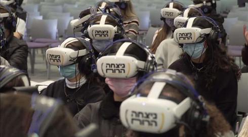 אושוויץ בתלת מימד: מסע במחנה ההשמדה דרך משקפי מציאות מדומה