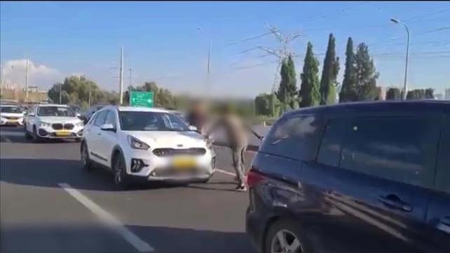 תיעוד מאלימות בכביש 431, נהג פינצ'ר גלגלים לנהג אחר 