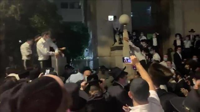 עימותים בבני ברק בין משטרה למפגינים  04.10.20