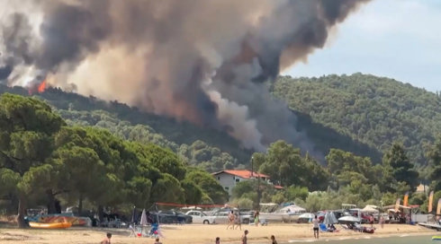 בשיא עונת התיירות: אש משתוללת ביוון, התיירים והתושבים פונו מכרתים