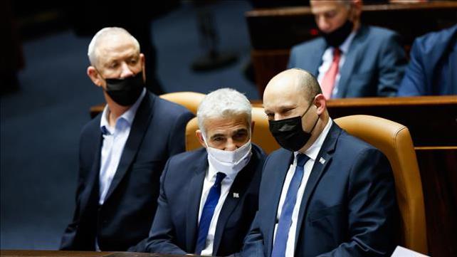 יאיר לפיד, נפתלי בנט ובני גנץ 