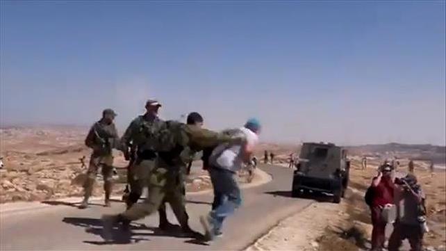 קצין צה"ל דוחף מפגין