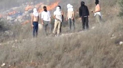 תיעוד: יהודים רעולי פנים מיידים אבנים על פלסטינים