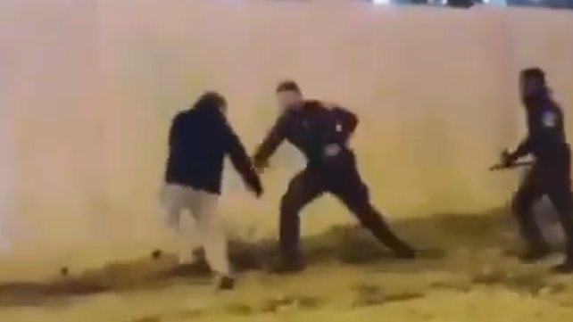 תיעוד שוטר מכה את דב מורל