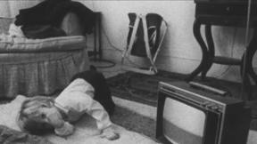 ילד קטן משתעשע בחדרו. 16.3.1972
