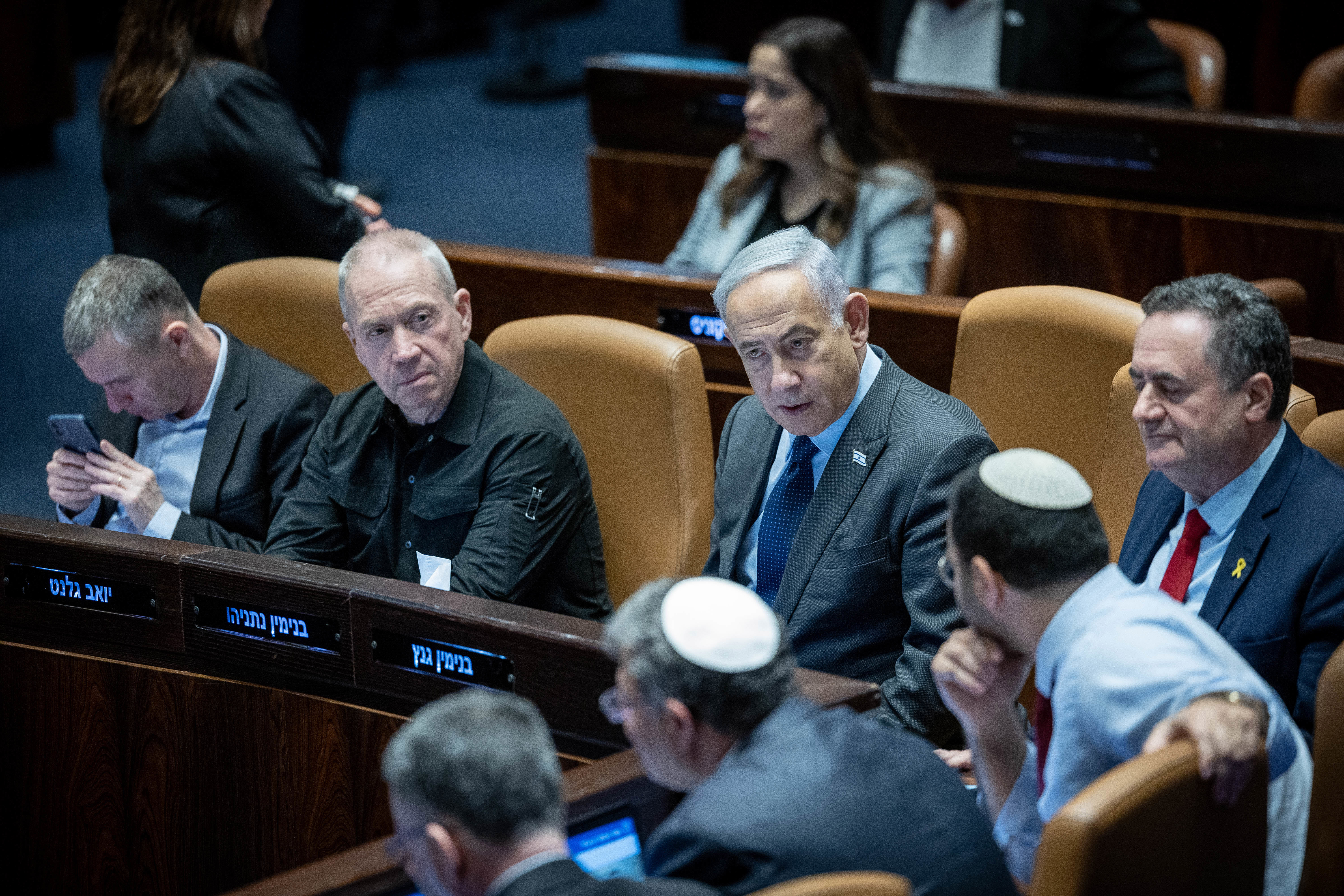 השרים גלנט, כ"ץ ולוין עם ראש הממשלה נתניהו בכנסת, פברואר 2024