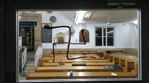בנט על השחתת בית הכנסת בבני ברק: "מעשה חמור של שנאה והסתה"