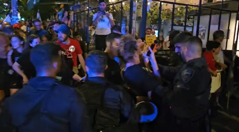 עימותים בין המפגינים לשוטרים סמוך למעון רה"מ בירושלים