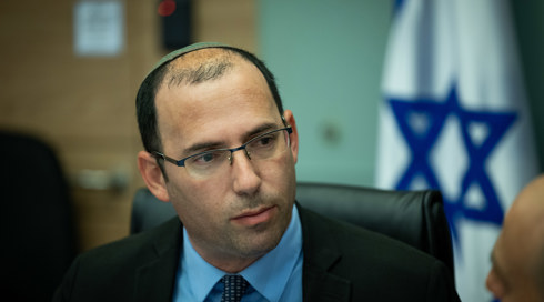 העקיצה של רוטמן על רקע ירי פצצות התאורה לעבר בית רה"מ