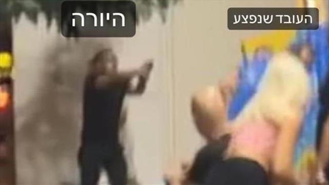רגע הירי של המתפרע בעובד אבולעפיה