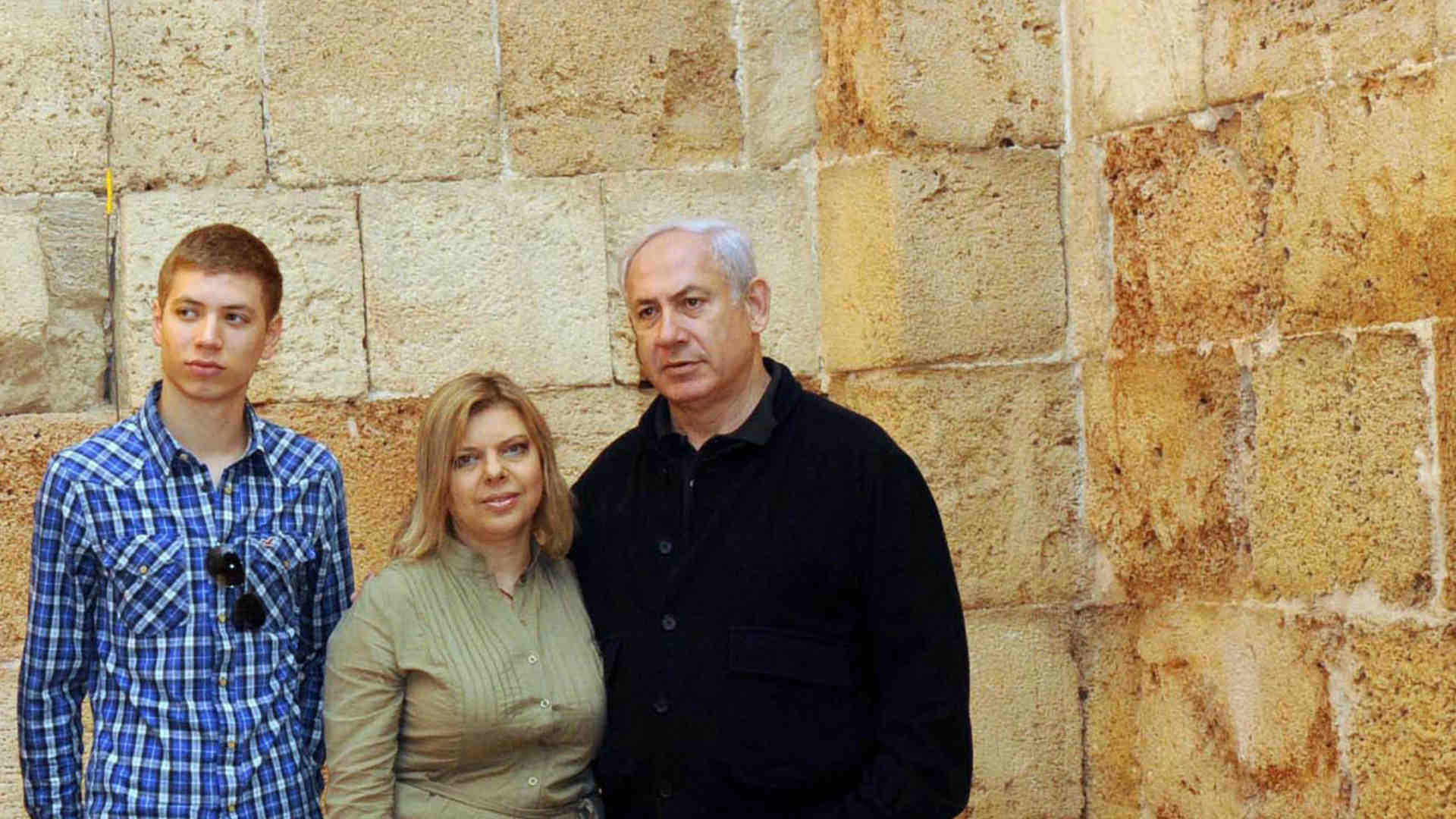 ראש הממשלה בנימין נתניהו עם רעייתו ובנו יאיר