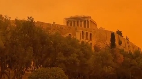 האקרופוליס נעלם: אובך כתום מהסהרה כיסה את אתונה