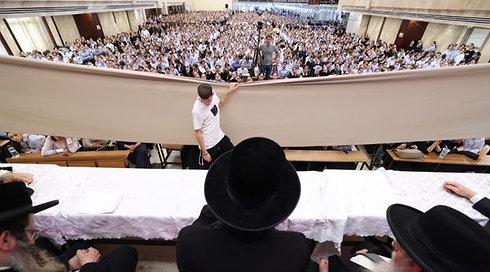 דרשת רבנים בפני אלפי בנות סמינר לצורך התרמת כספים