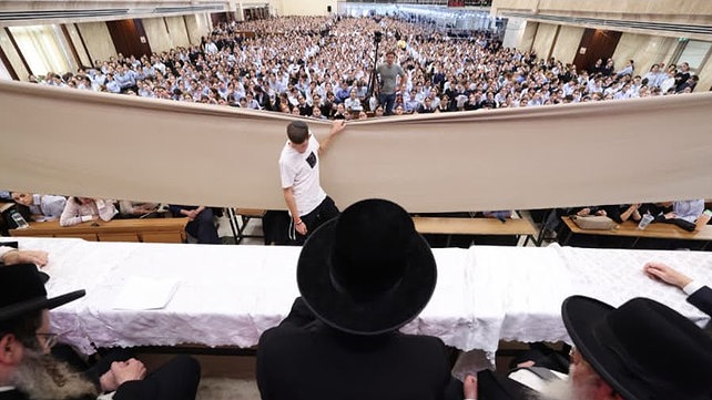 דרשת רבנים בפני אלפי בנות סמינר לצורך התרמת כספים