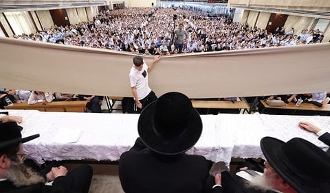 דרשת רבנים בפני אלפי בנות סמינר לצורך התרמת כספים