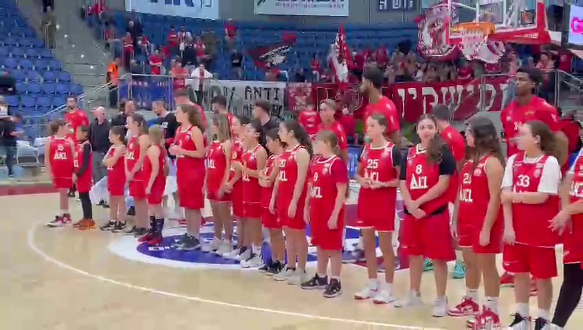 אוהדים של הפועל ת"א בכדורסל ביזו טקס לזכר שוטרים שנפלו 03.12.23