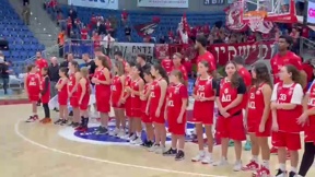 אוהדים של הפועל ת"א בכדורסל ביזו טקס לזכר שוטרים שנפלו 03.12.23