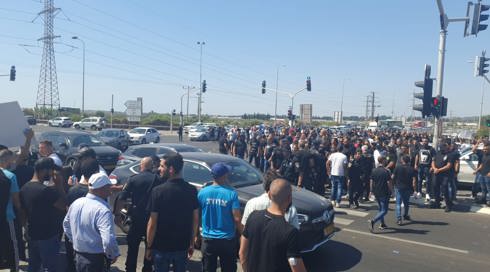 שיירת ראש הממשלה נקלעה להפגנה בצומת פורידיס