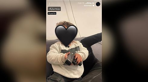 סכנה בסטורי: פעוט בתל שבע תועד מחזיק כלי נשק